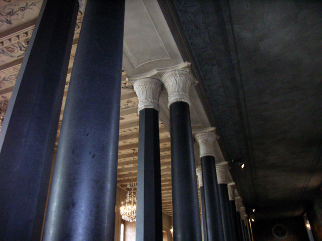 ストックホルム市庁舎の柱　□が男性を、○はが女性を表している