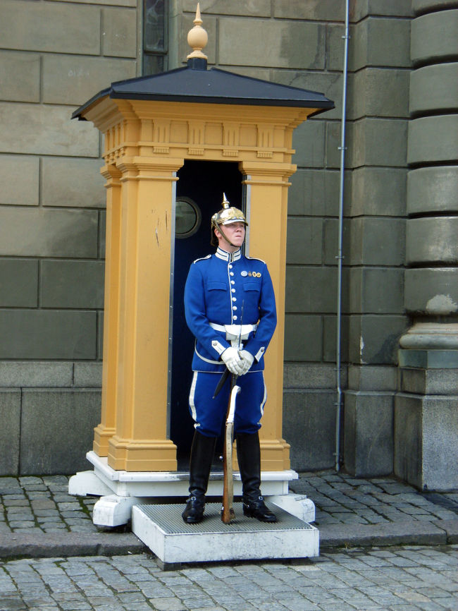 ストックホルム　ガムラスタン王宮前の衛兵