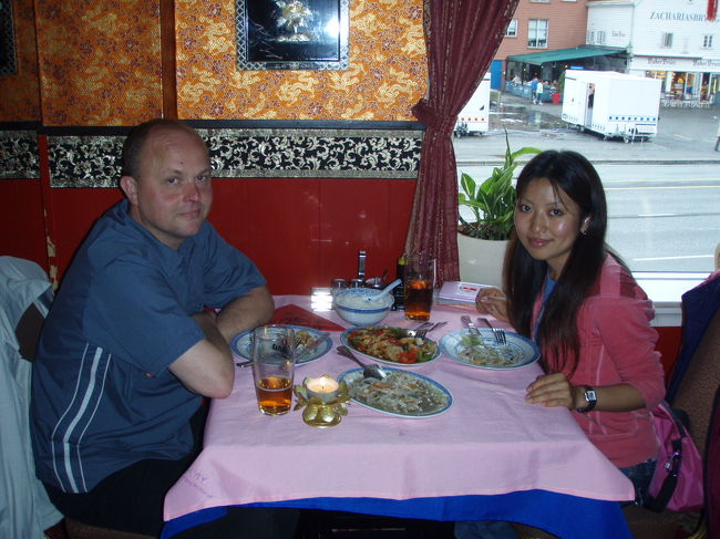 列車で隣に座ったスワイノン（発音難しくて勝手に簡単にした。）が街を案内してくれる<br />…でもその前に宿探し。ホステルはいっぱいで、もう一つは高くて… :(<br />旅行中のお姉さんの家に泊まらせてもらう事になった。<br /><br />そして中華食べに連れてってくれた ;)