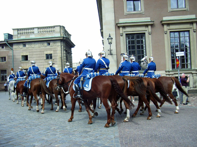 トックホルム　ガムラスタン　衛兵の交代式　後から