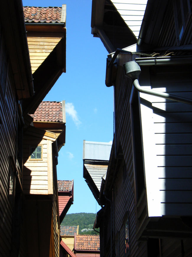 ベルゲンのブリッゲンの家並み　家と家の間の空