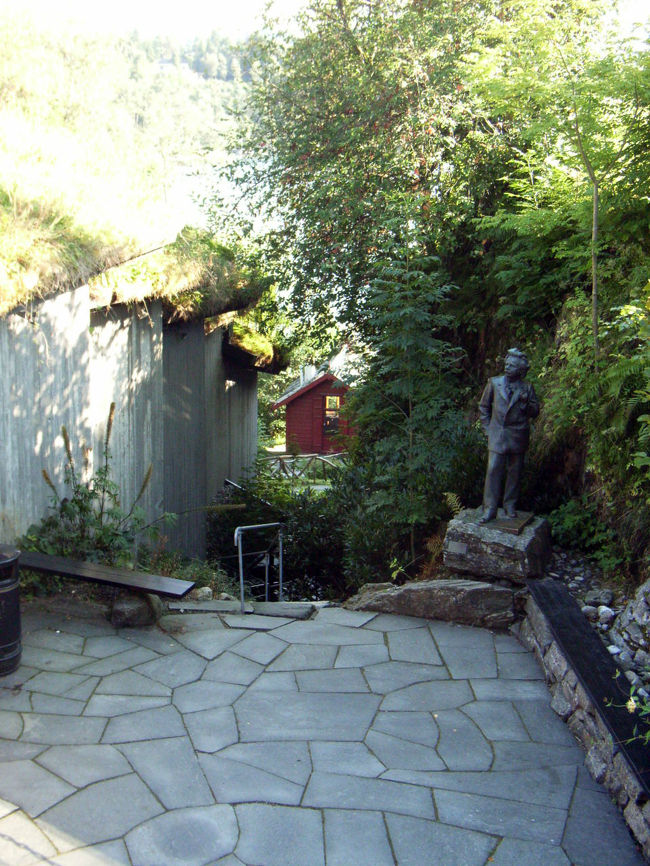 エドガー・グリーグハウスから湖へ降りる小道