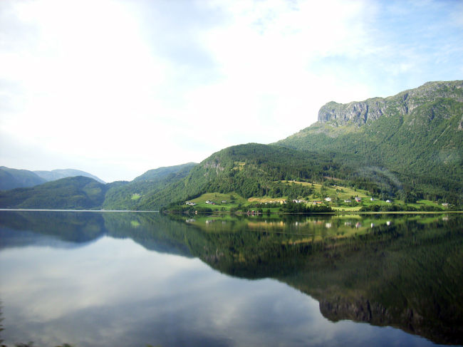 バスの車窓から見た鏡のような湖面