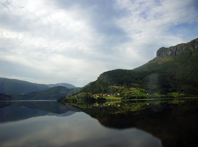 バスの車窓から見た鏡のような湖面　上下対照