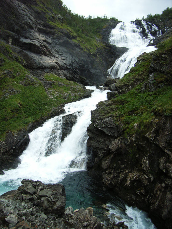 フロム鉄道の途中、ショスの滝　「妖精」も現れます