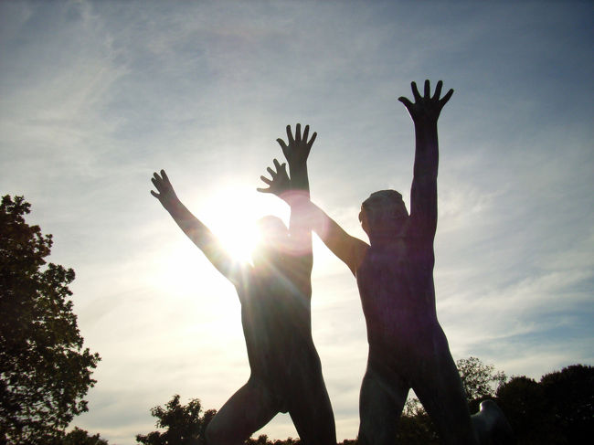 フログネル公園　ヴィーゲランの彫刻　Two boys running