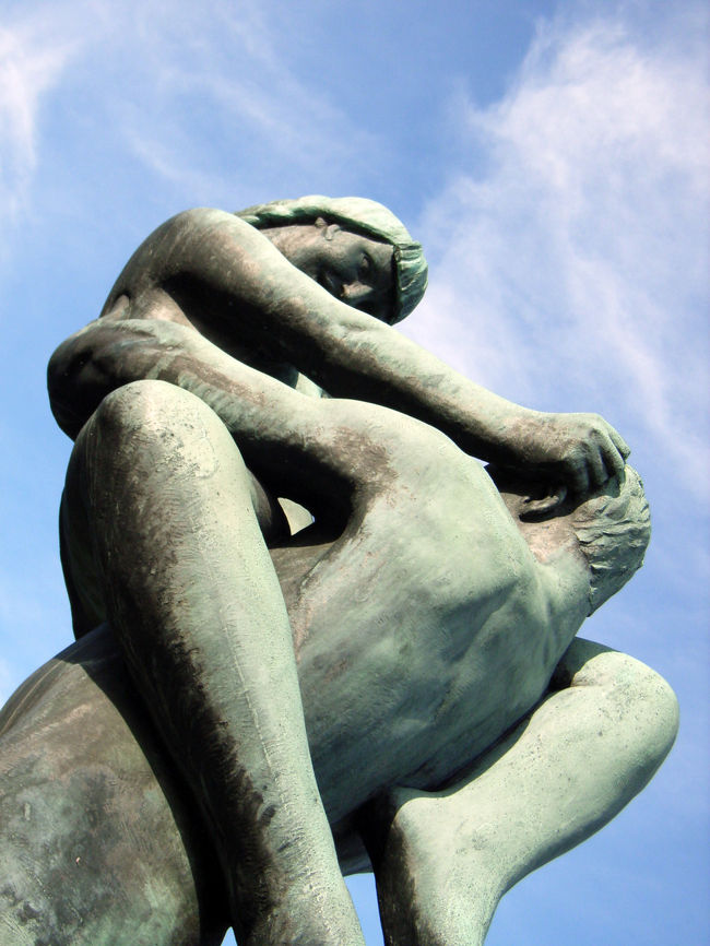 フログネル公園　ヴィーゲランの彫刻　Man carrying woman in front of him