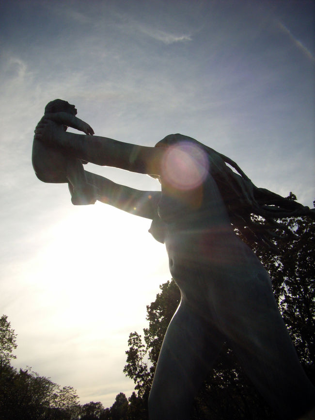フログネル公園　ヴィーゲランの彫刻　Woman lifting baby in front of her