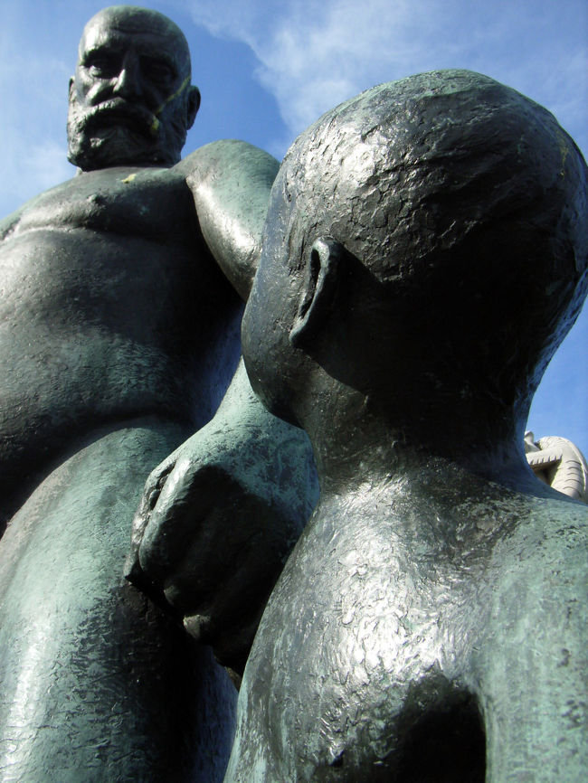 フログネル公園　ヴィーゲランの彫刻　Old man walking with little boy