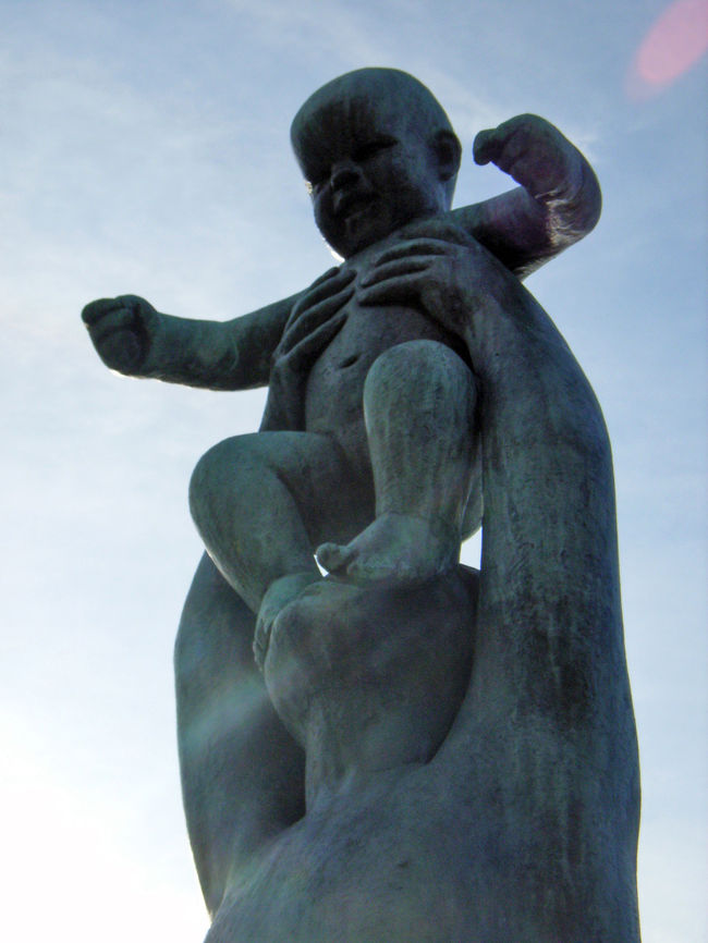 フログネル公園　ヴィーゲランの彫刻　Girl with baby on her head