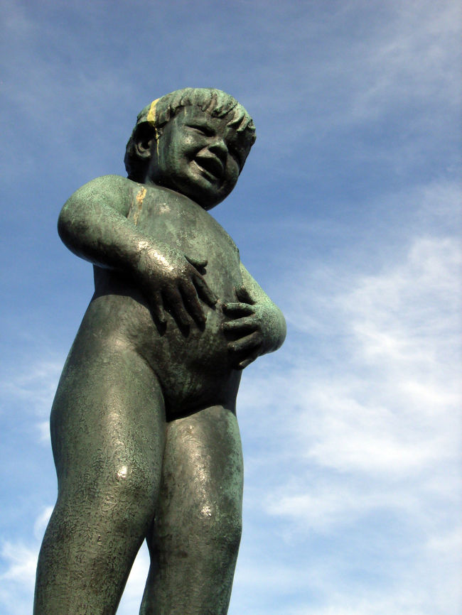 フログネル公園　ヴィーゲランの彫刻　 Little girl, arms stretched out