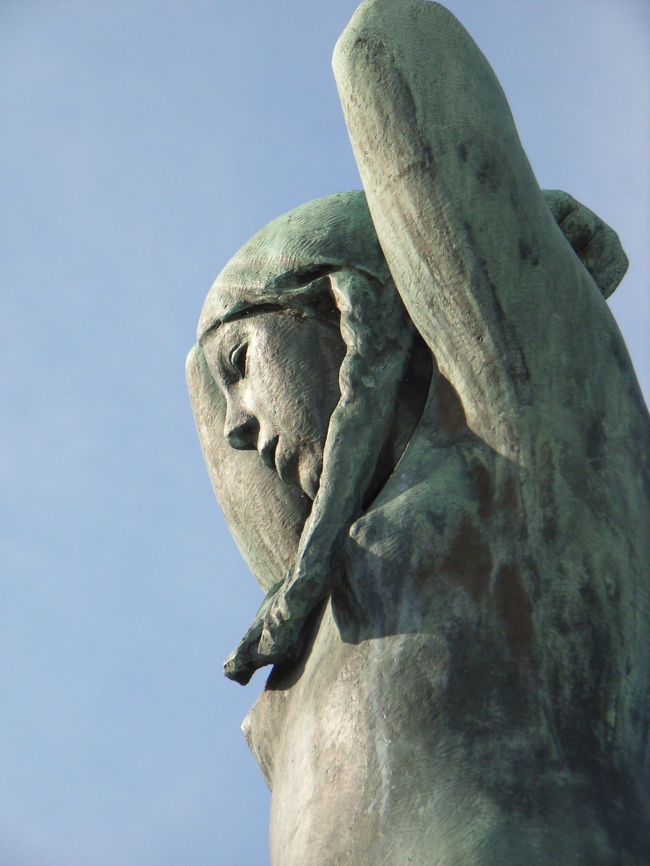 フログネル公園　ヴィーゲランの彫刻　Girl with her hands on her head