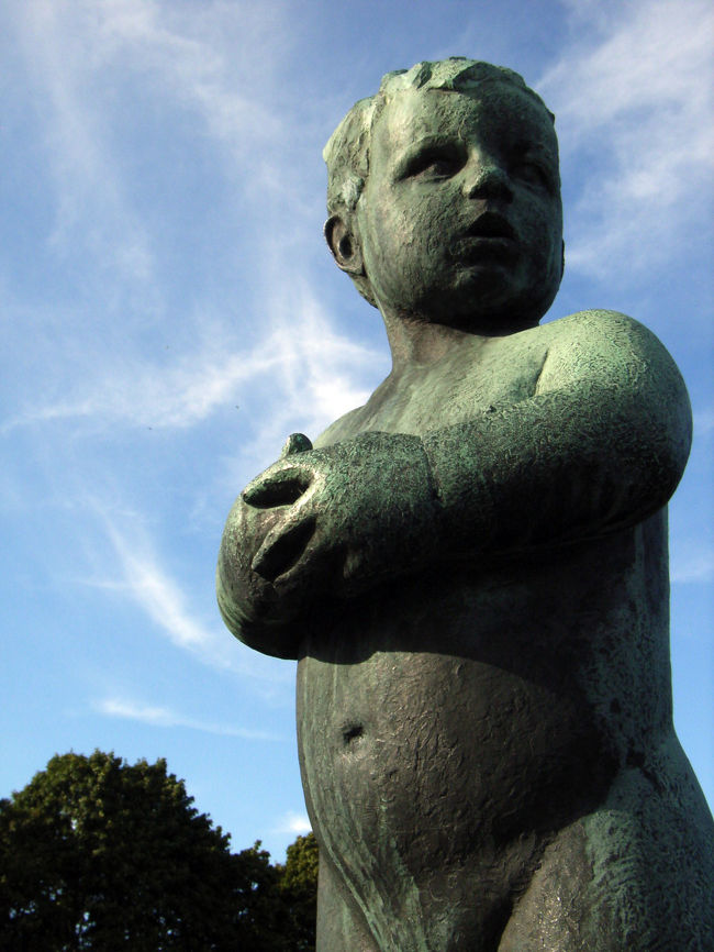 フログネル公園　ヴィーゲランの彫刻　Little boy looking to the side