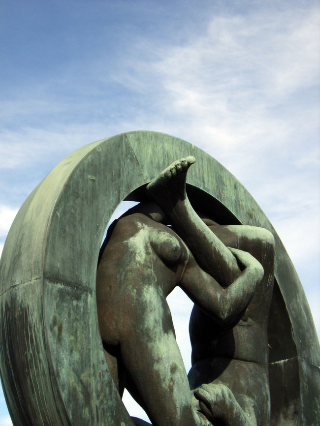 フログネル公園　ヴィーゲランの彫刻　Man and woman inside a ring