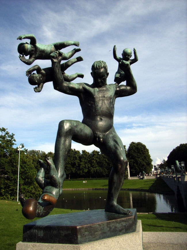 フログネル公園　ヴィーゲランの彫刻　 Man playing with four children (geniuses)