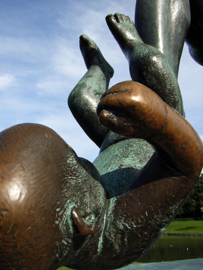 フログネル公園　ヴィーゲランの彫刻　 Man playing with four children (geniuses)　･･･遊んでいるようには見えませんが