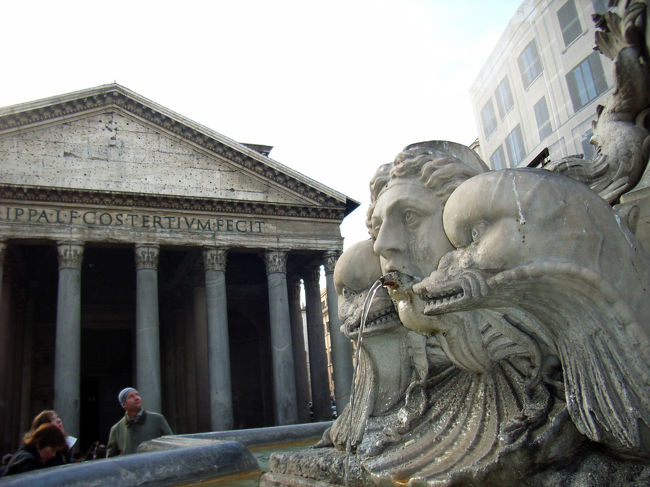 パンテオン前のロトンダ広場　噴水がユニーク