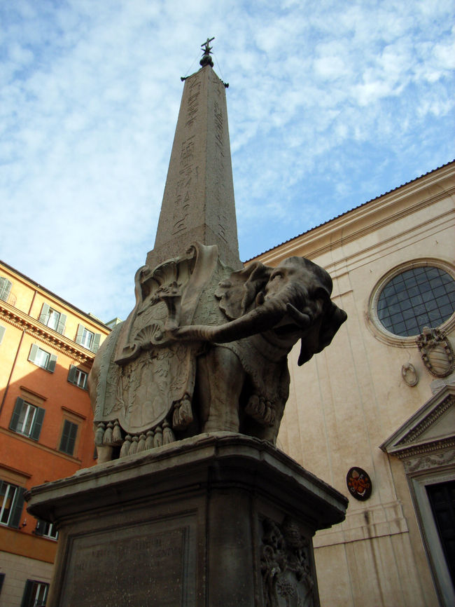 サンタ・マリア・ソプラ・ミネルヴァ教会前の象のオベリスク（ベルニーニ作）
