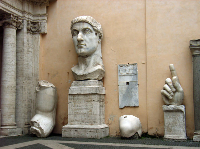 カピトリーニ美術館中庭の巨大彫刻