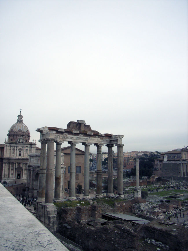 カンピドーリオの丘からフォロ・ロマーノを臨む