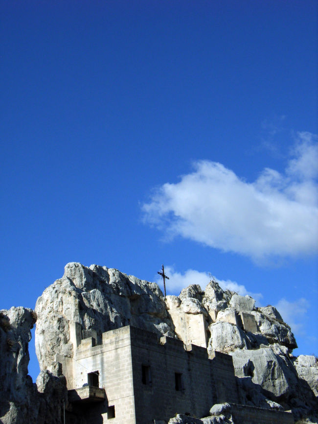 サッソ・カヴェオーソ地区の「洞窟教会」サンタ・マリア・ディ・イドリス教会　岩の固まりをくり抜いた洞窟部分と外部に建てた部分を合体させたユニークな外観