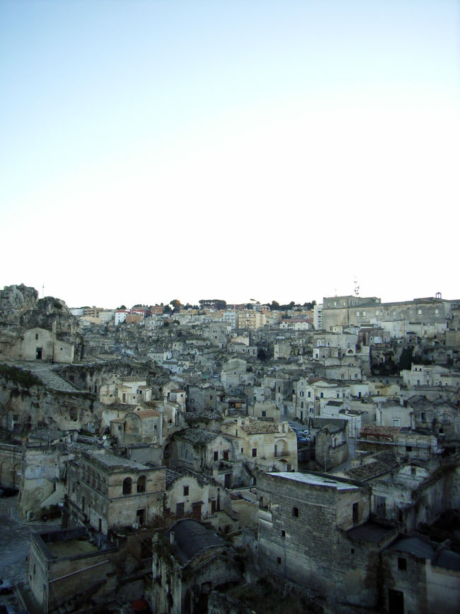 サッシ地区の石灰岩色の街並みは見る人を圧倒する異様な迫力