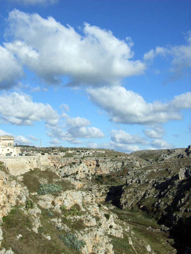 グラヴィーナ渓谷を挟んで、ムルジャの高台が広がる