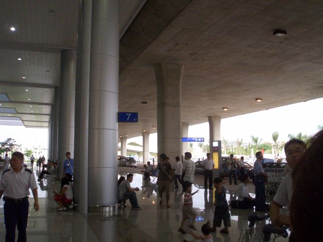 一応空港のターミナルはできて4日目くらいでした。<br /><br />4日くらいしかたってなかったので<br />綺麗でしたが、入国審査に1時間半も…<br />入管の職員ちんたらやりすぎでした。