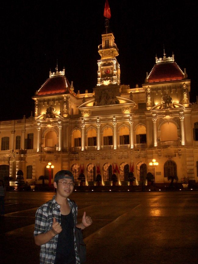 市民劇場の前で。<br /><br />この後謎の日本人と一緒に路上でコーヒーを<br />飲むハメに(笑)<br />タバコを1万ドンで買ってました!!