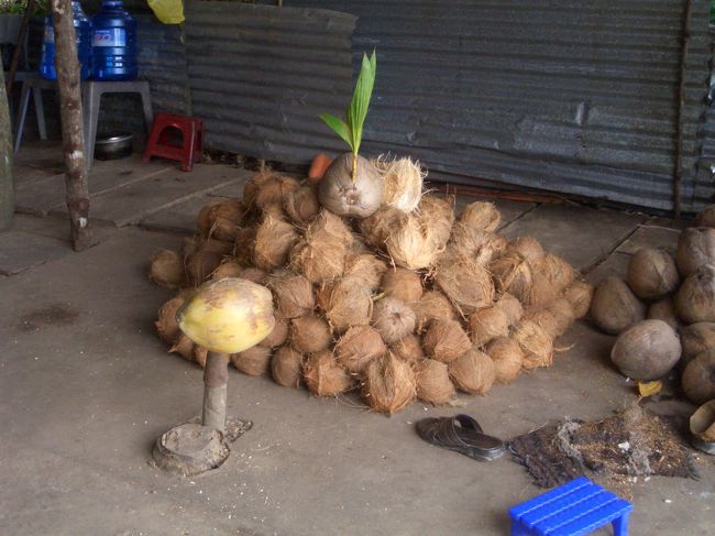 ココナツミルクを作ってる(売ってる??)とこに積み上げられてました。<br /><br />正直お土産は安いほうだったかも。。