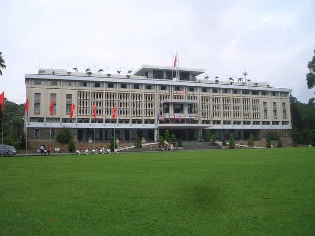 旧南ベトナム政府の大統領府の統一会堂です。<br /><br />観光客で賑ってました。