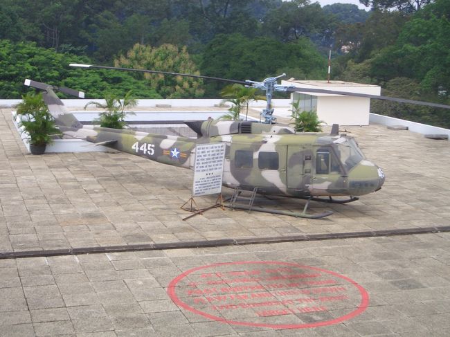 建物の上にある多分米軍のヘリです。