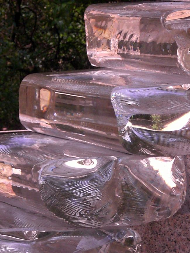 「家プロジェクト」護王神社の杉本博司「Appropriate Proportion （アプロプリエイト プロポーション）」という作品のガラスの階段