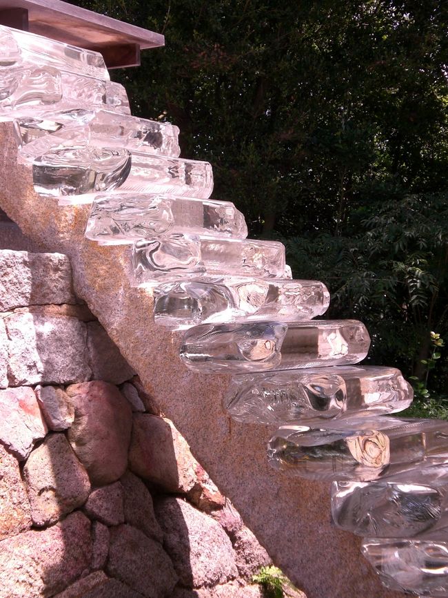 「家プロジェクト」護王神社の杉本博司「Appropriate Proportion （アプロプリエイト プロポーション）」という作品のガラスの階段の全貌