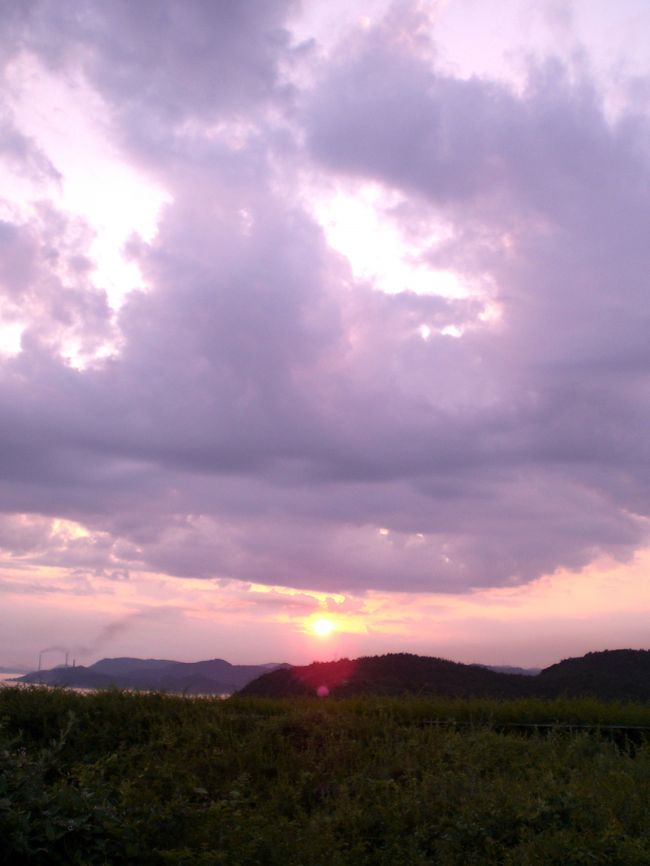 ベネッセハウスのミュージアムから見た夕暮れの風景　陽が落ちます
