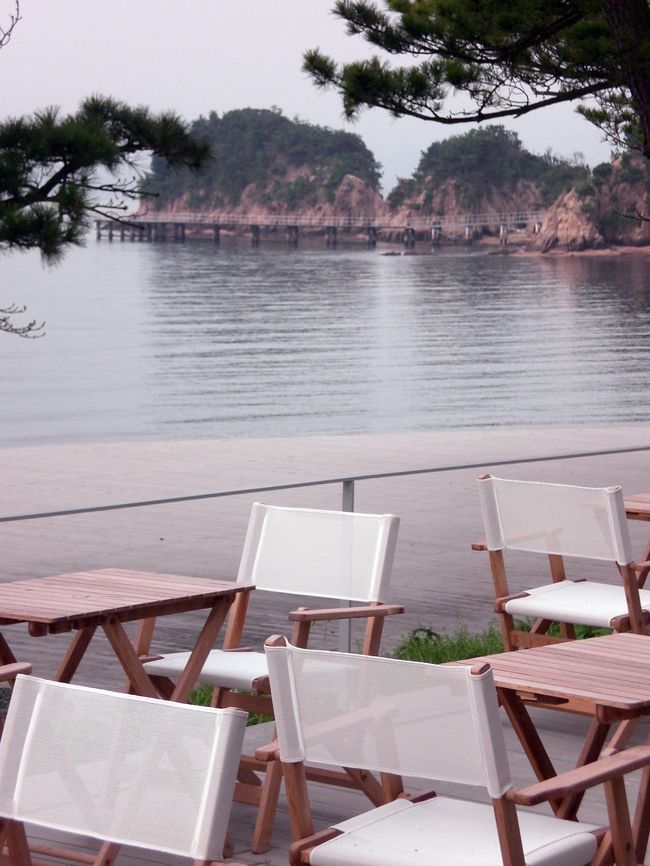 ベネッセハウスのテラスレストラン。「松の木」で日本だとわかる？