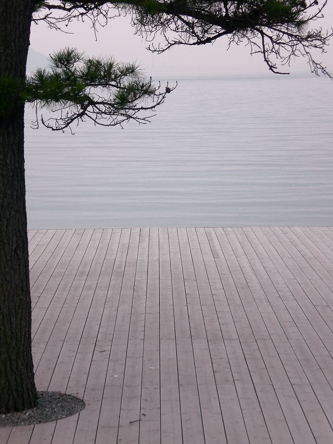 ベネッセハウスのテラスレストラン。木のデッキが美しい。