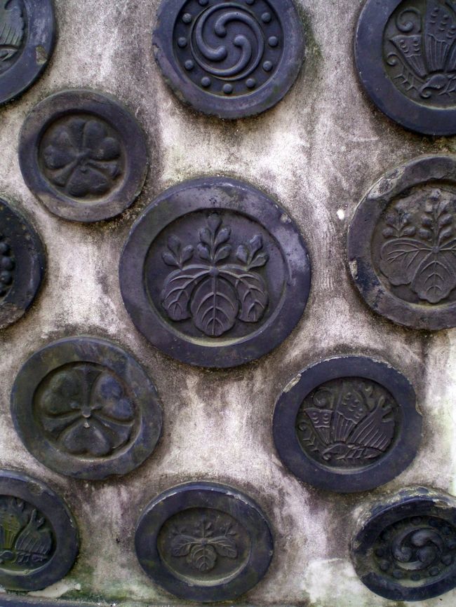 姫路城の壁に、こんな紋章が並んだ場所が。