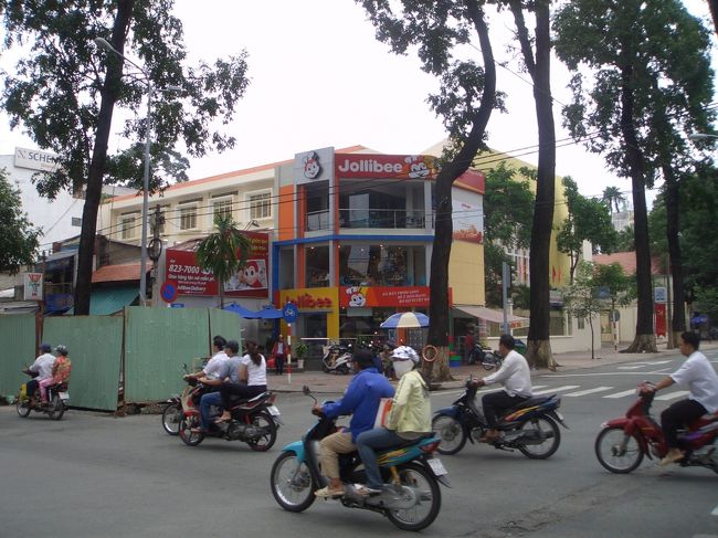 バイク、バイク…<br /><br />ホーチミンはバイクだらけです