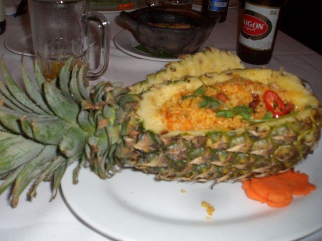 夕食はフエ料理!!<br /><br />パイナップルの中に飯が入ってる感じで、<br />おいしかったですよ♪