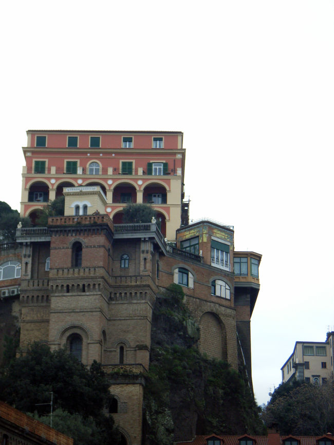 ソレントのマリーナ・ピッコラから街を見上げる