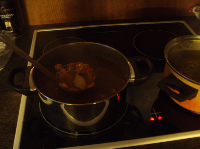 ジャガイモの種類なのか、<br />少しも煮くずれないし、<br />火の通りもものすごい悪い…<br />途中で出して小さめに切った。