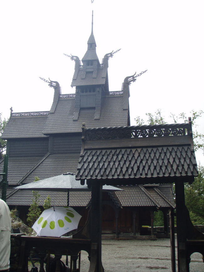 いわく付きチャーチ<br />あるアーティストが人を殺して<br />このチャーチを燃やしたとか…。<br />