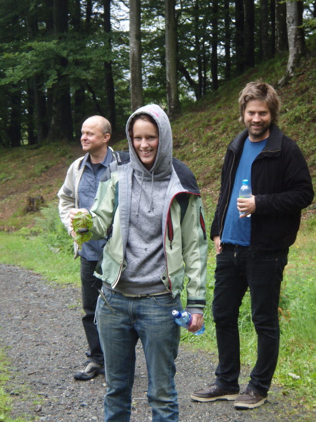 ナメクジの付いてる葉っぱ持って