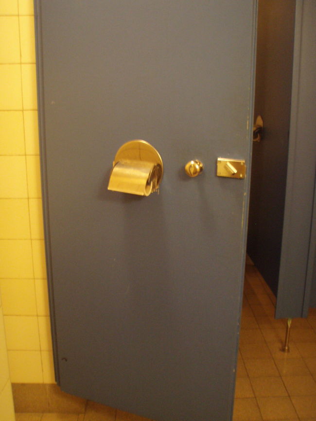 ドアに付いたトイレットペーパー<br />は初めて