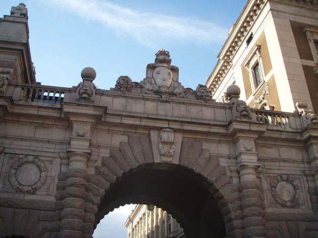 空豆みたいな所に小さい王冠が3つ？<br />でもどうしても顔に見える…