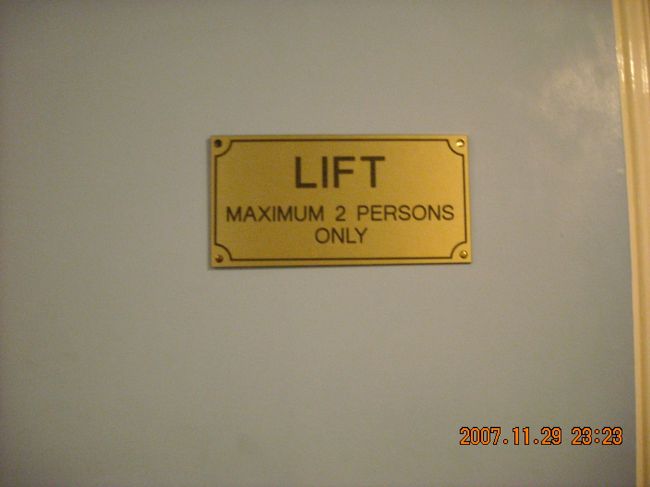 最大２名まで。<br /><br />普通に３名乗ったりしたけど(だから故障する)。