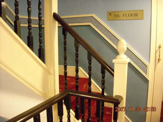 ホテルの階段。