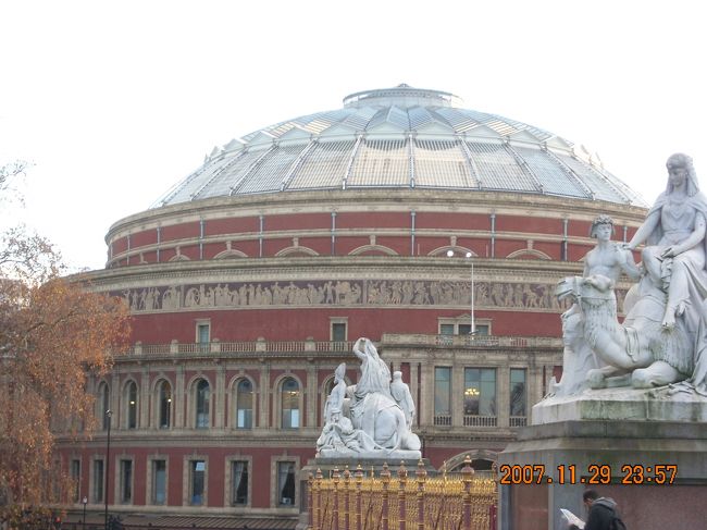 軽く散歩のつもりが，勢いでKensington Gardensを横断してしまった。<br /><br />Royal Albert Hall。