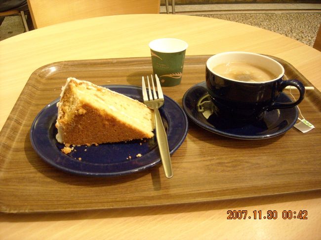 National History Museum内のカフェで，アップル＆シナモンケーキと紅茶(併せてtea specialとやらで£3.95)でティータイム。ケーキは結構美味しかったが半分でギブアップ。３分の２の値段で半分位の量があったらいいのに。